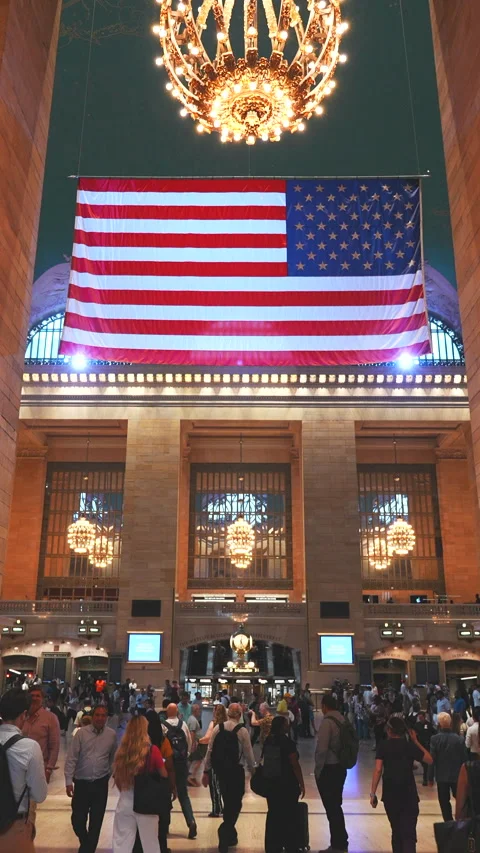 Crowd of people walk at Main Concourse of Grand Central Terminal Vídeo Stock 247548300