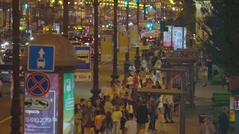 A crowd of people walking down busy Nevsky Prospect in the late warm evening 스톡 동영상 146982478