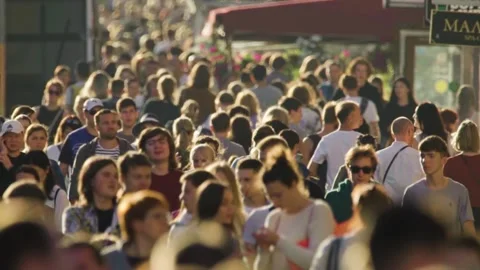 A crowd of people walking down Nevsky Prospect on a warm sunny day Stock-Footage 146978420