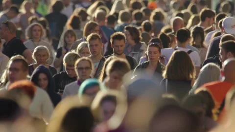 A crowd of people walking down Nevsky Prospect on a warm sunny day 스톡 동영상 146978468