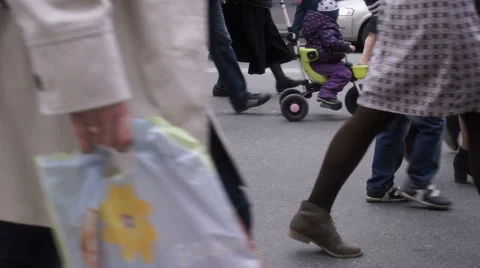 A crowd of people walking down the street Видео 62948656