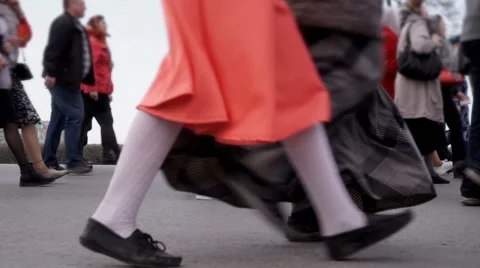 A crowd of people walking down the street Видео 62948729
