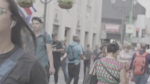 A crowd of people is walking in San José, Costa Rica Vidéo 344339952