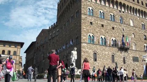 Crowd in the Piazza Signoria of Firenze Video stock 36612163