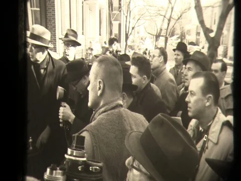 Crowd of Press Journalists Reporting at the White House 1960s News Reporters Vídeos de archivo 129346821