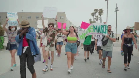 A Crowd Of Pro-Choice Protesters Cheering And Marching Down Venice Beach 스톡 동영상 199562985