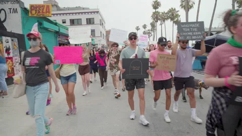 A Crowd Of Pro-Choice Protesters March and Chant 스톡 동영상 198909276