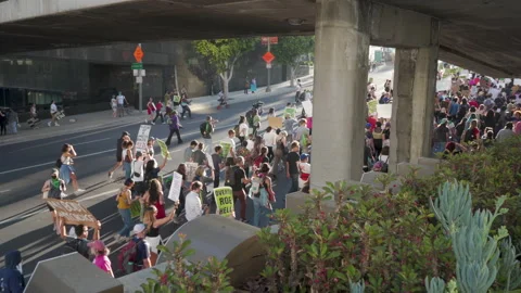 A Crowd of Pro-Choice Protesters Stop Traffic And March In The Streets Видео 199204700