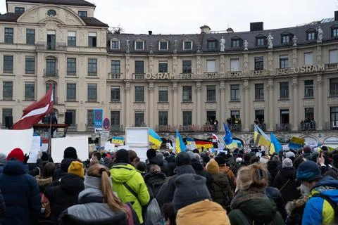 Crowd at Protest in Munich, Germany against the Russian War against Ukraine Foto stock