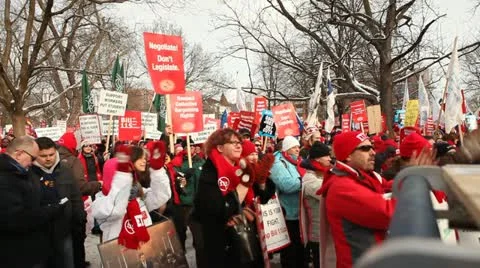 Crowd of protesters applauding Video stock 20526303