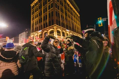 Crowd of Protesters dancing in Front of Parliament during Freedom Convoy Prot Stock-Fotos
