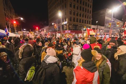 Crowd of Protesters dancing in Front of Parliament during Freedom Convoy Prot Stock-Fotos