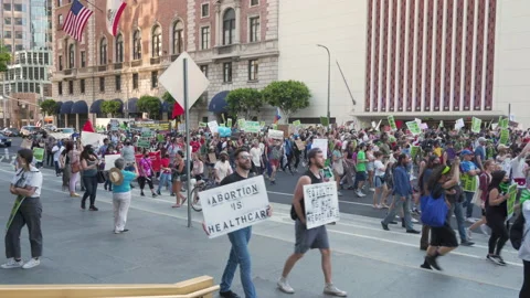 A Crowd Of Protesters Marching In Repsonse To The Roe V. Wade Overturning 스톡 동영상 198548509