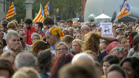 Crowd protesting against Spanish Goverment in Arc de Triomf Stock Footage 80255659