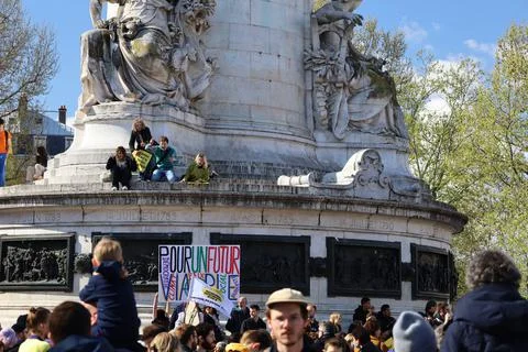 Crowd protesting in Paris for climate and social issues Foto stock