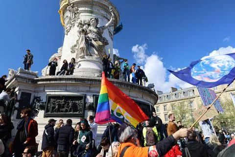 Crowd protesting in Paris for climate and social issues Foto stock