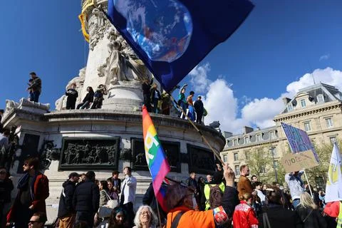Crowd protesting in Paris for climate and social issues Foto stock