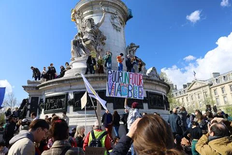 Crowd protesting in Paris for climate and social issues Foto stock