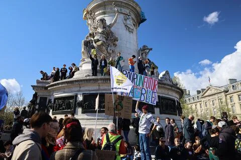 Crowd protesting in Paris for climate and social issues Stockfoto's