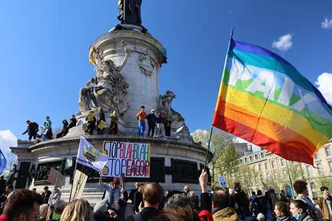 Crowd protesting in Paris for climate and social issues Foto stock