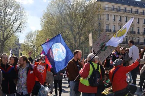 Crowd protesting in Paris for climate and social issues 스톡 사진