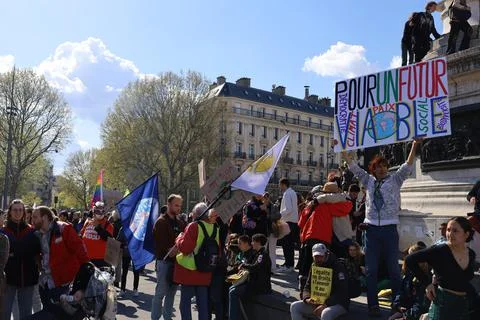 Crowd protesting in Paris for climate and social issues Foto stock