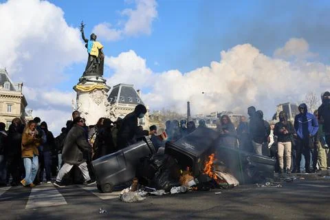 Crowd protesting in Paris for climate and social issues Foto stock
