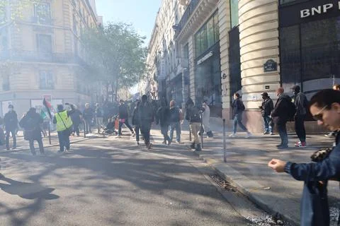 Crowd protesting in Paris for climate and social issues Foto stock
