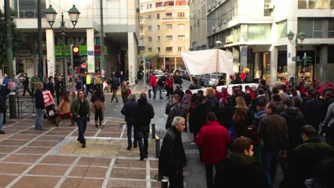 Crowd of protestors marching down street 動画素材 140554501