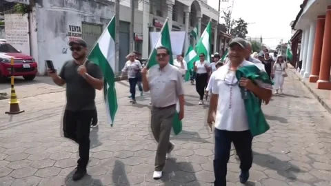 A crowd protests in the largest region of Bolivia against the lack of dollars an Stock Footage 283405120