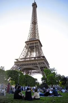 Crowd relaxing on Champ de Mars near Eiffel Tower, Paris France on May 30 2025 Foto stock