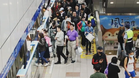Crowd rushing into a Metro train at busy interchange station during the rush hou Stock Footage 107036699