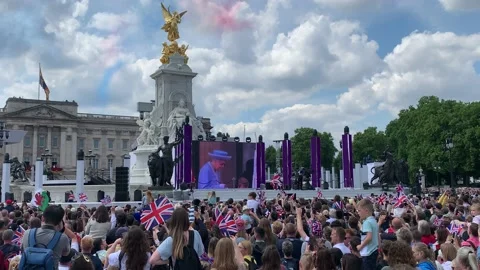 Crowd singing god save the queen at jubilee Stock Footage 196288340