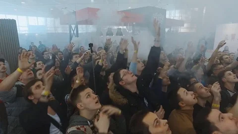 Crowd smokes electric cigarettes Vídeos de archivo 83292890