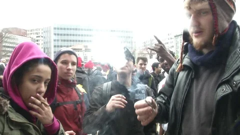 Crowd Smokes Joints Pro-Marijuana Inaugural Protest 스톡 동영상 71809157