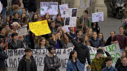 Crowd of students yelling slogan at friday for future in rome 29/11/2019 Vídeo Stock 121444285