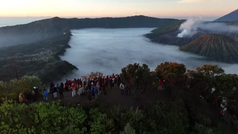 Crowd at Sunrise Viewpoint Overlooking Misty Mount Bromo Crater in East Java Vídeos de archivo 341901884