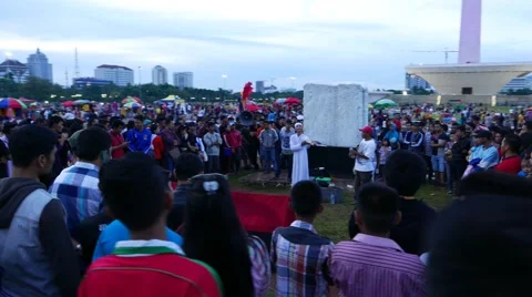Crowd surround self gashing show market fair, with sounds Video stock 51383254