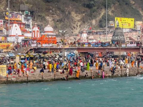 Crowd taking bath in Ganges &amp; performing rituals at Ganga Ghat Foto stock