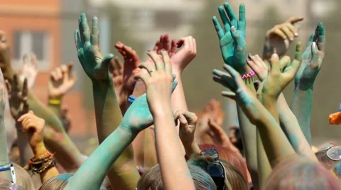 Crowd throwing hands up in air at Holi colors festival. 스톡 동영상 51814838