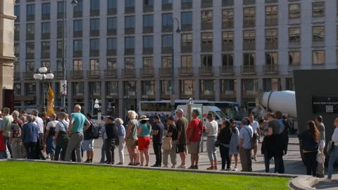 A crowd of tourists at the building. Stock Footage 301915582