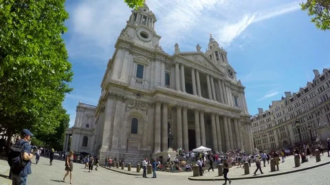 Crowd of tourists in front of St. Paul's Cathedral on a sunny day in London, UK 스톡 동영상 79508023