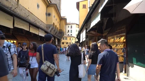 Crowd of tourists visiting Ponte Vecchio Bridge. Florence, Italy. Stock-Footage 94965442