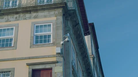 Crowd of tourists walking in the Ribeira district. Vidéo 327687047