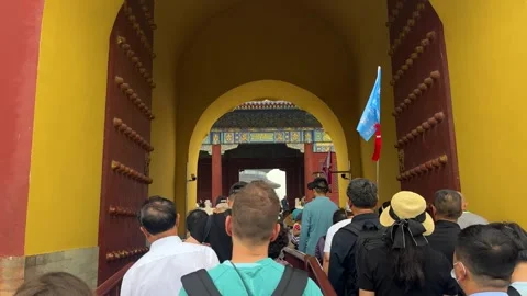Crowd of tourists walking through red and yellow gate Video stock 340559683