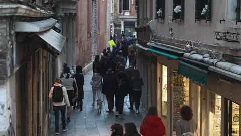 A crowd of tourists walking through the streets of Venice Video stock 124259691