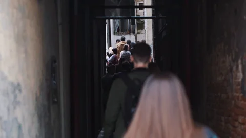A crowd of tourists walking through the streets of Venice Video stock 124260095
