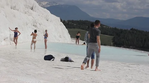 Crowd of tourists walking on white travertines terrace of Pamukkale Stock-Footage 108587533