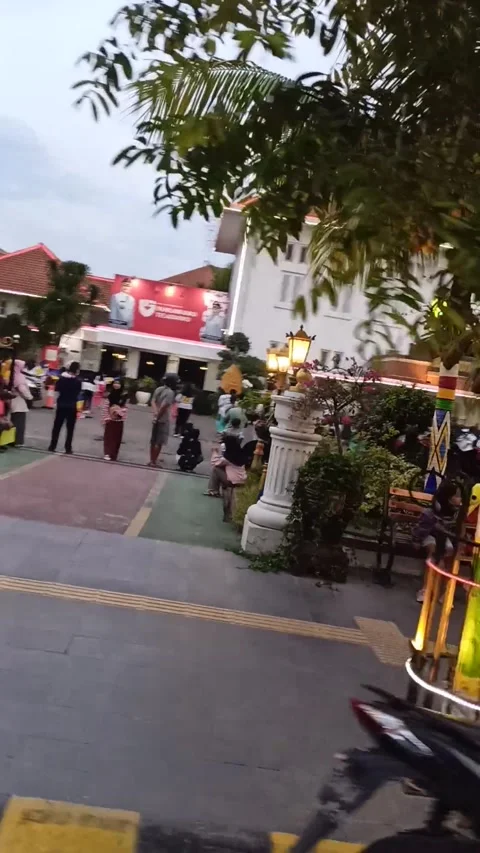 Crowd in The Town Square (RAW) Stock Footage 224491596