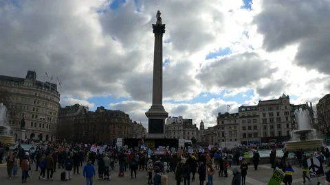 Crowd in trafalgar square column chants to support ukraine Stock Footage 171482670